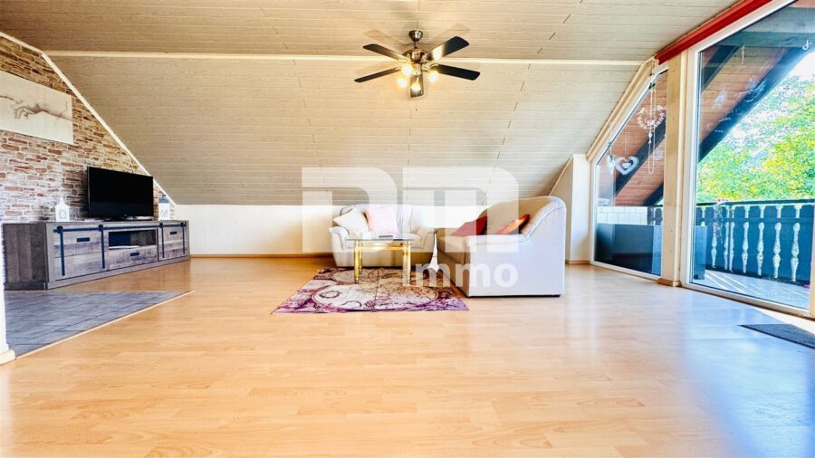 Modernes Ein-/Zweifamilienhaus mit PV Anlage und großer Doppelgarage auf herrlichem Anwesen - WE2 OG / DG Wohn / Esszimmer / Zugang Balkon